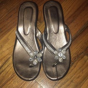 Wedge flip flops with jeweled flower